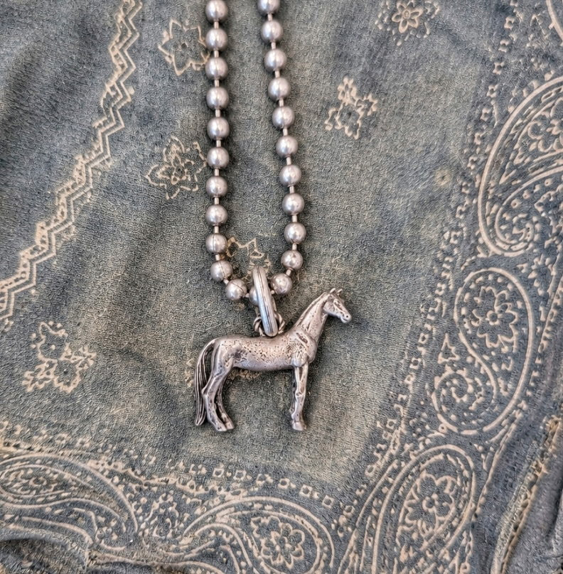 Tres Melindas: Small Mare (No Saddle) Necklace