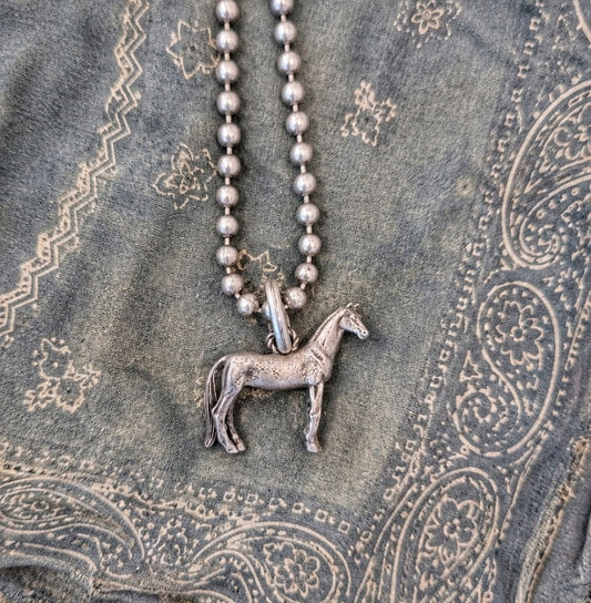 Tres Melindas: Small Mare (No Saddle) Necklace