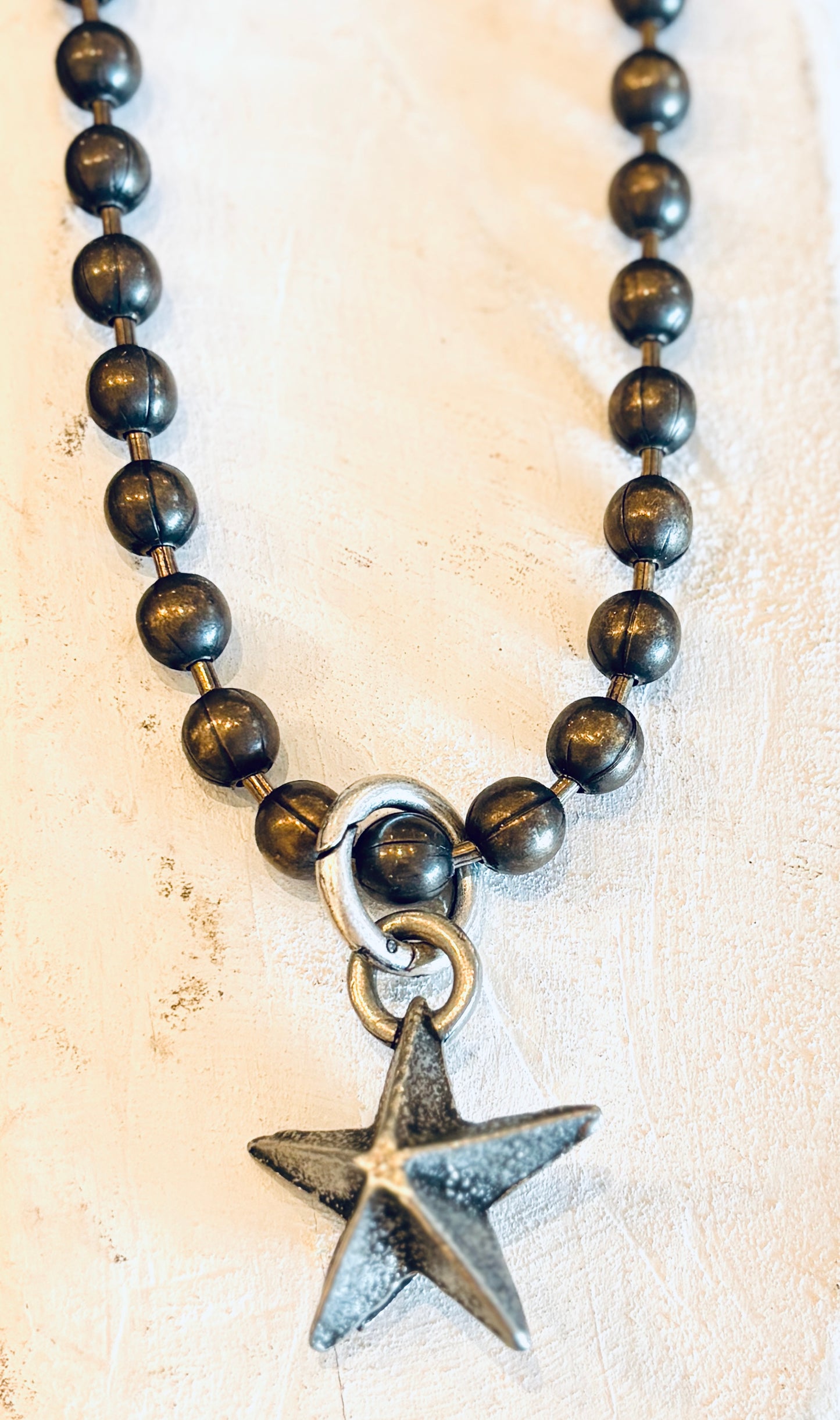 Tres Melindas: Dimensional Medium Star Necklace