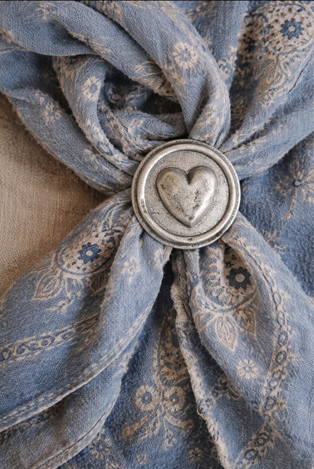Tres Melindas: Scarf Slide